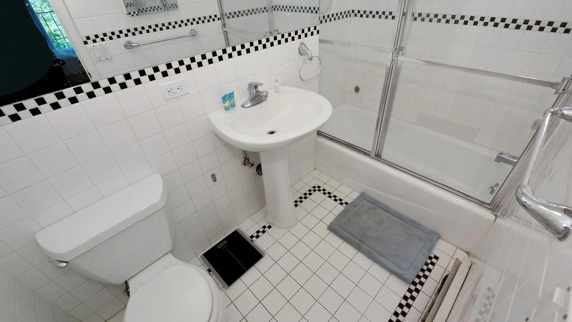 Charming 3-Bedroom Apartment In Midtown West New York 0*,